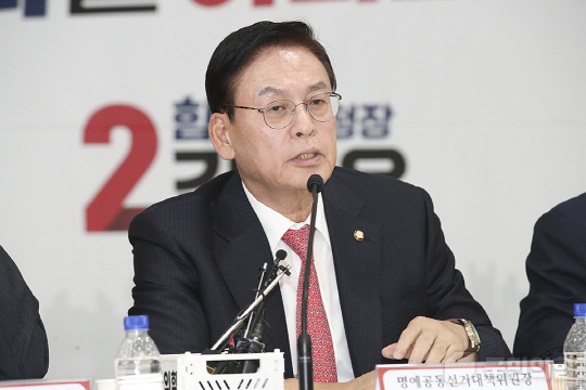 지난 2023년 9월26일 오후 서울 강서구청장 보궐선거 김태우 국민의힘 후보의 선거대책위원회 위촉식 및 제1차 대책회의에 충북 현역 중진인 정우택 국회부의장이 참석, 명예공동선대위원장으로 위촉된 뒤 발언하고 있다.<국민의힘 홈페이지 사진>